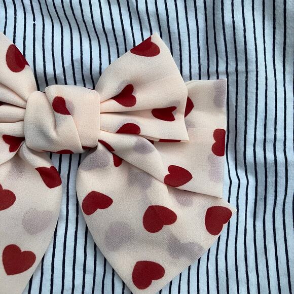 Cream and red heart bow, hair clip barrette coquette cottage romantic Y2K indie - Picture 3 of 4